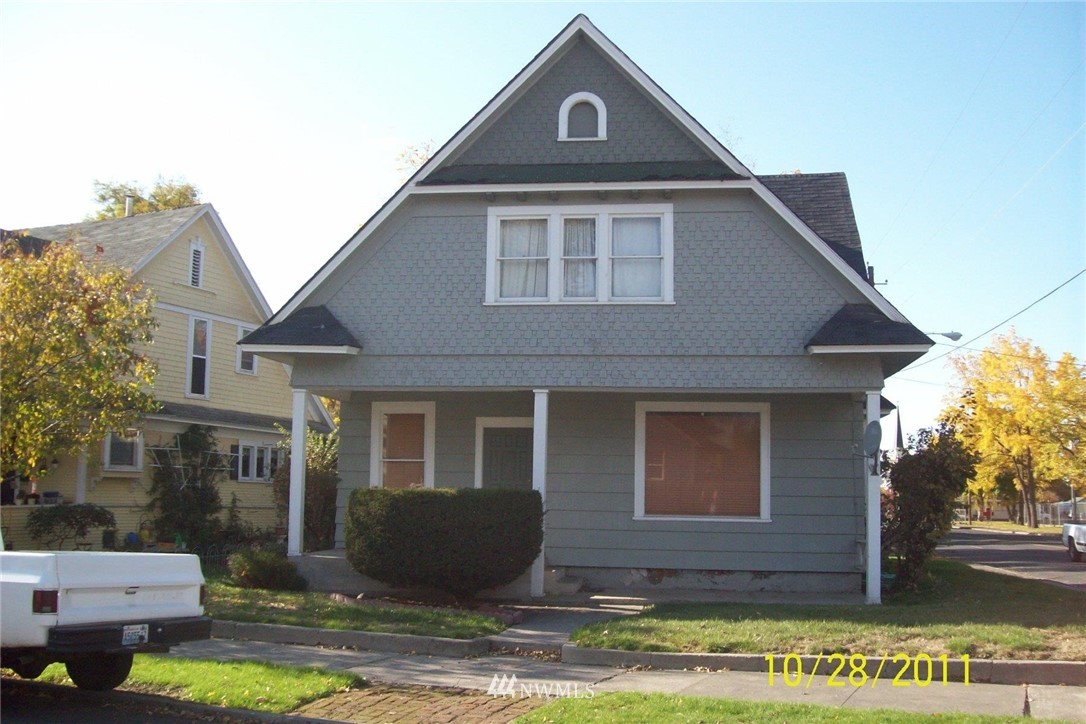 445 Crescent Street Walla Walla, WA 99362 - Photo 1 of 2 a front view of house with yard