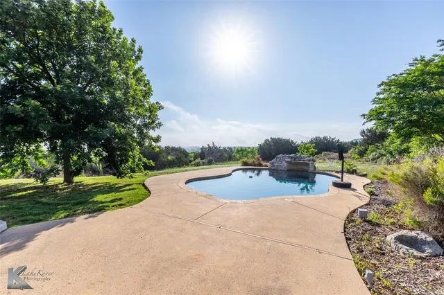 a view of a backyard