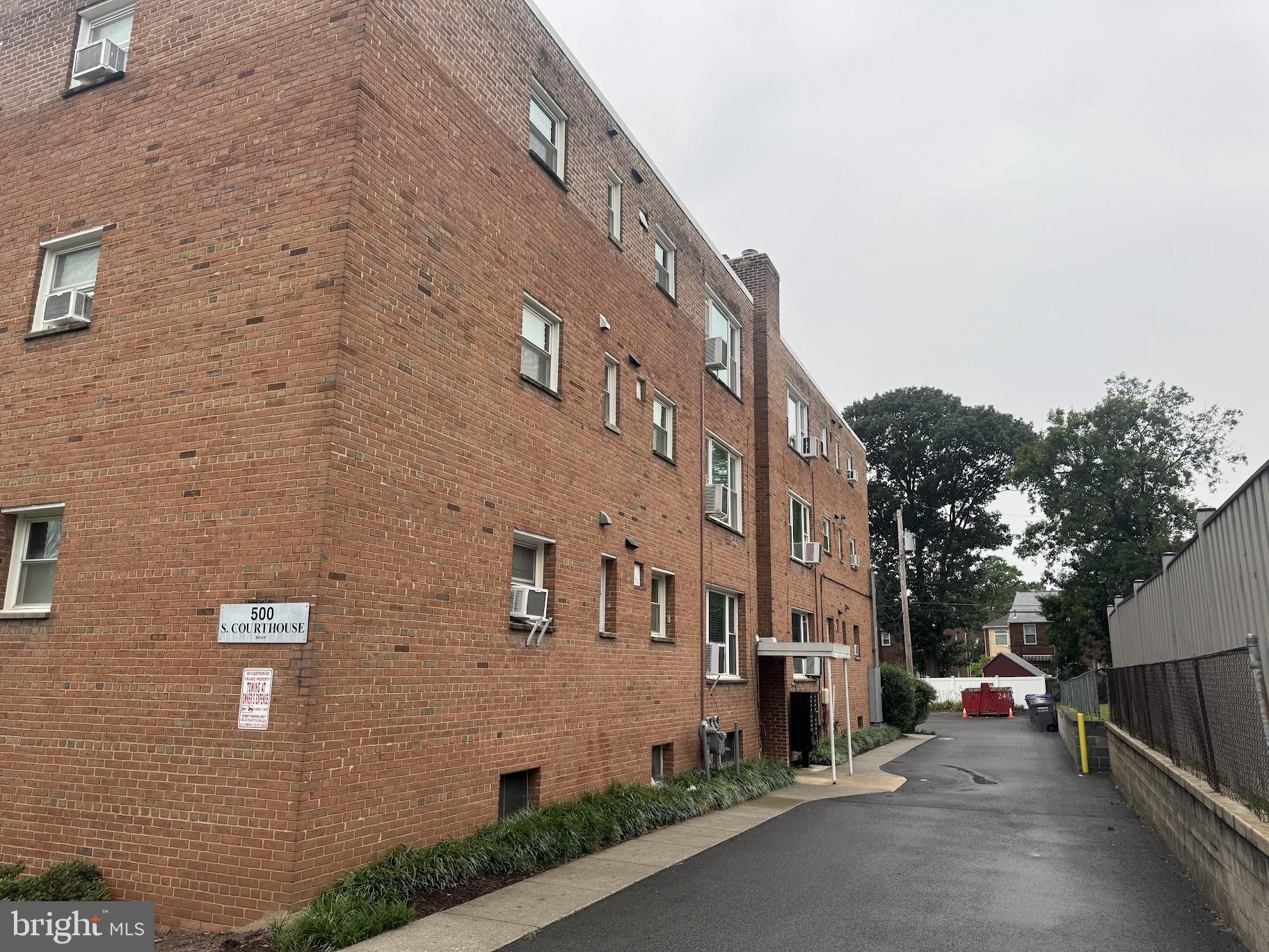 500 South Courthouse Road, Unit 6 Arlington, VA 22204 - Photo 2 of 12 Drive way
