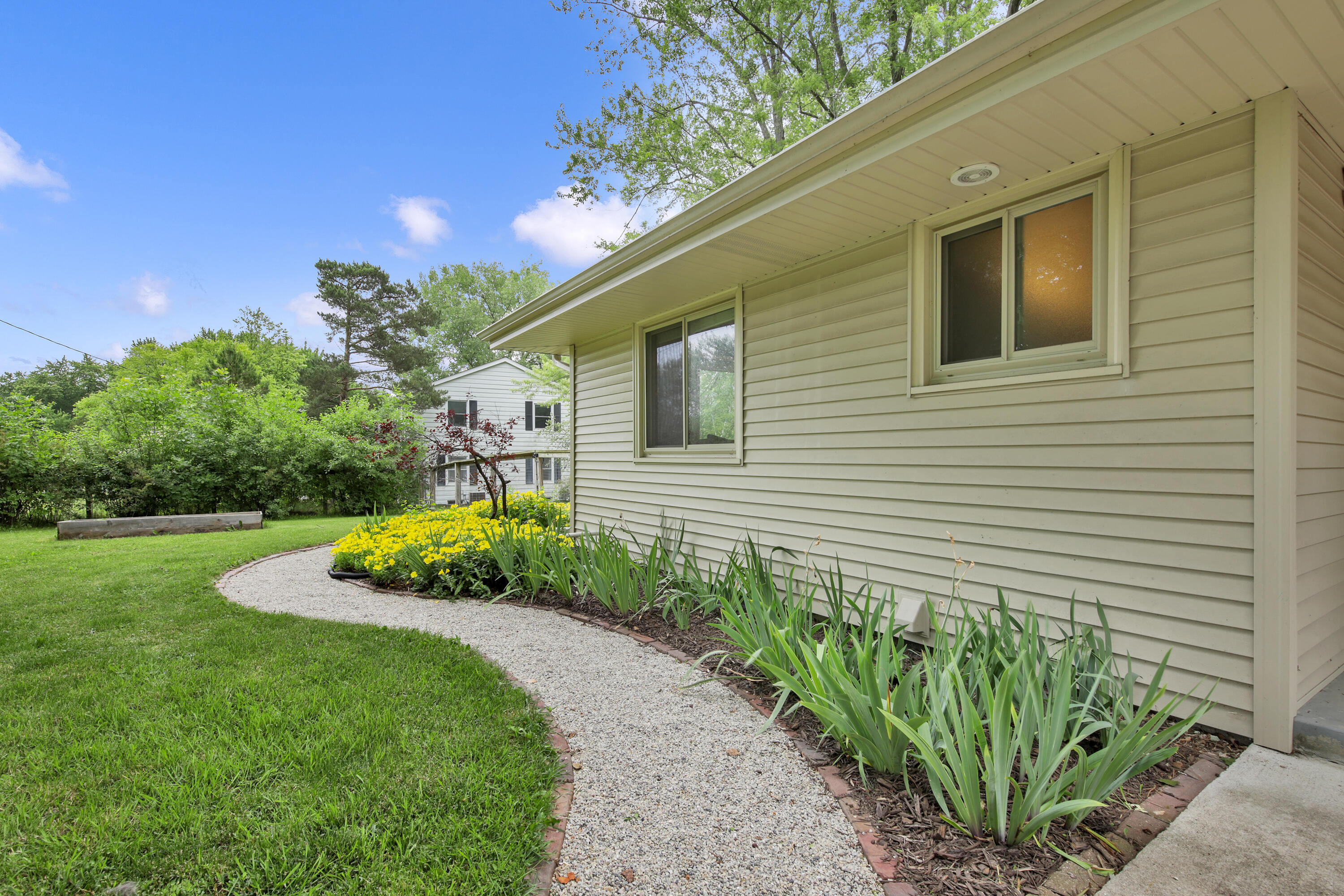 2614 West Chestnut Road Mequon, WI 53092 - Photo 23 of 25 Exterior