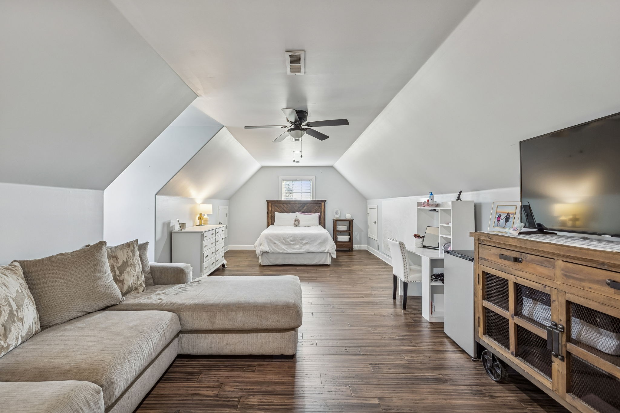 2845 Anes Station Road Lewisburg, TN 37091 - Photo 44 of 70 a living room with furniture and a flat screen tv