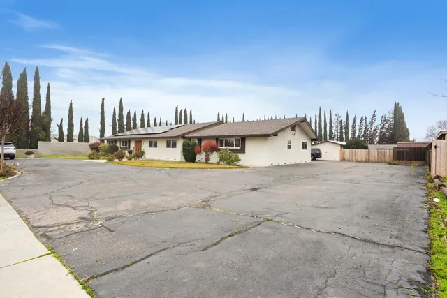 $899,999 | 351 North Peach Avenue, Clovis, CA 93612