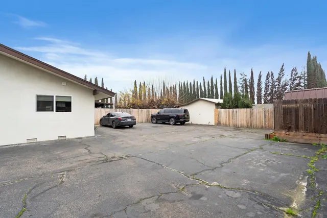 $899,999 | 351 North Peach Avenue, Clovis, CA 93612