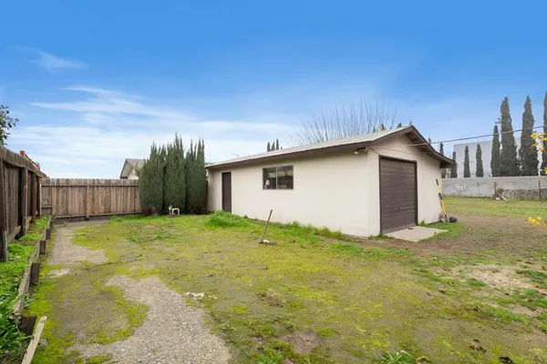 $869,000 | 351 North Peach Avenue, Clovis, CA 93612