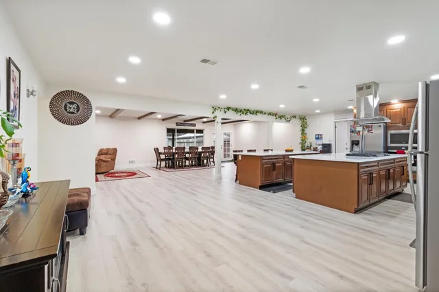 $899,999 | 351 North Peach Avenue, Clovis, CA 93612