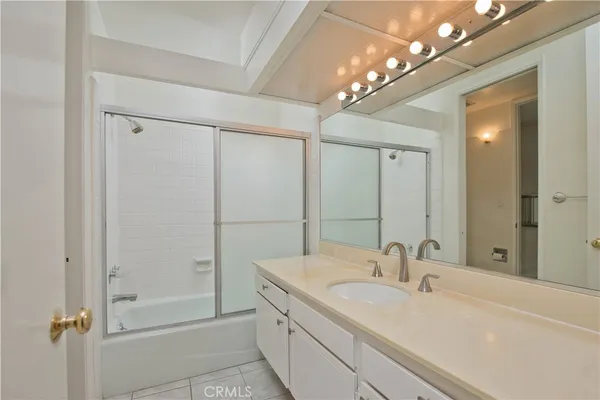 $4,400 | 5340 Yarmouth Avenue, Unit 205, Encino, CA 91316