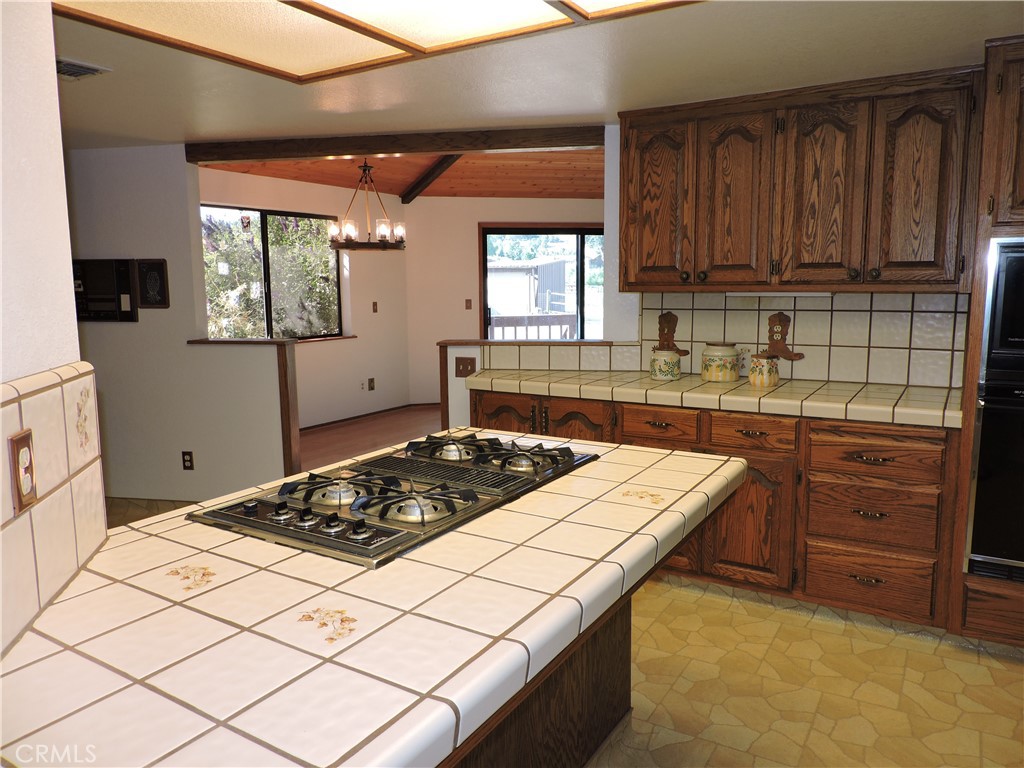 26931 Columbia Way Tehachapi, CA 93561 - Photo 35 of 49 Counter top eating area.
