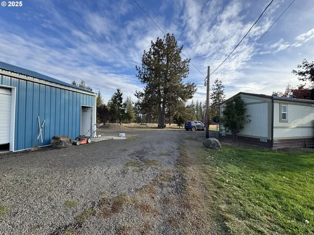 a view of a backyard