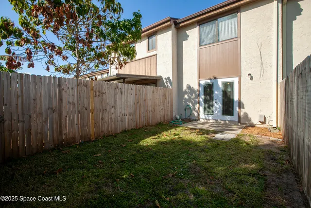 a view of back yard of the house