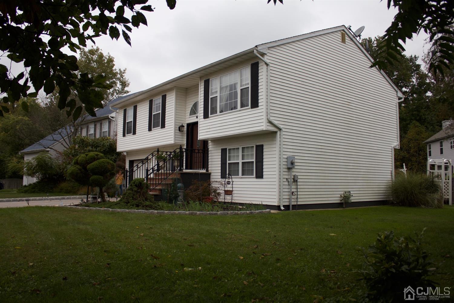 81 Alexander Street Edison, NJ 08820 - Photo 2 of 19 Gallery Image 2