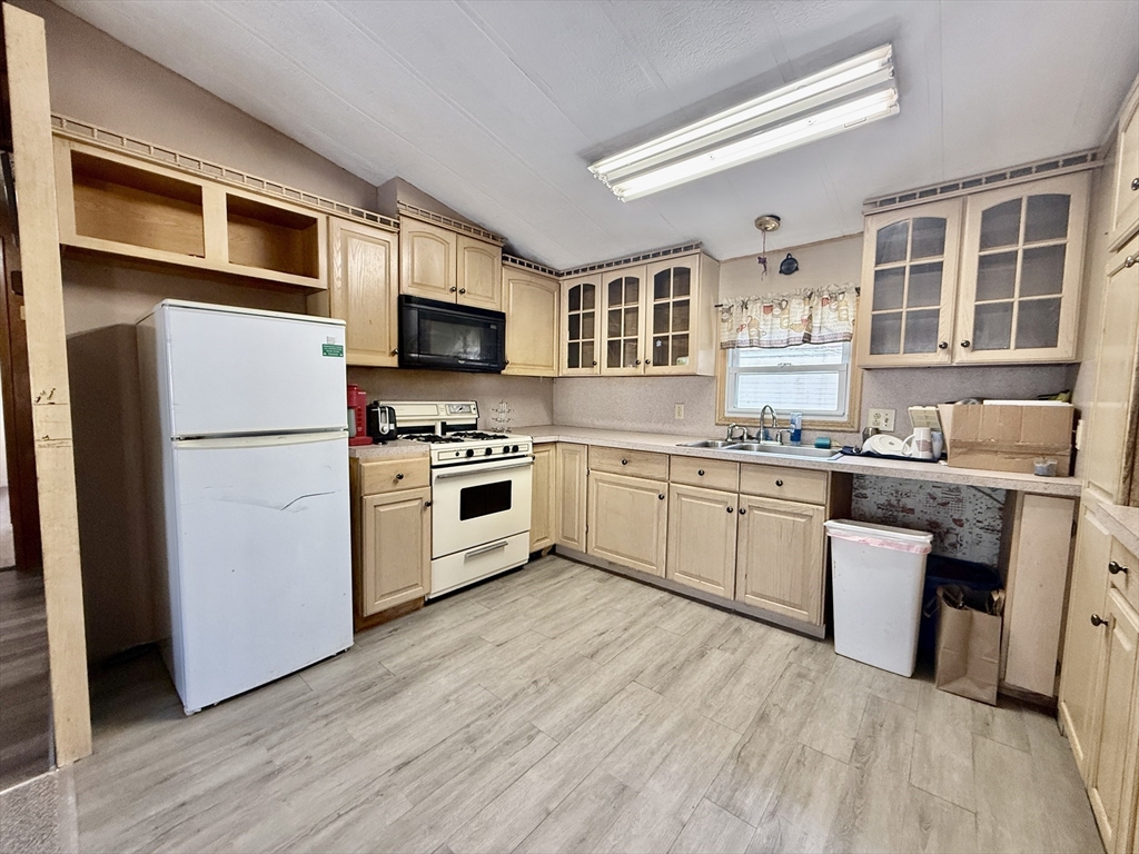 141 Edbert Street Chicopee, MA 01020 - Photo 5 of 18 Gallery Image 5