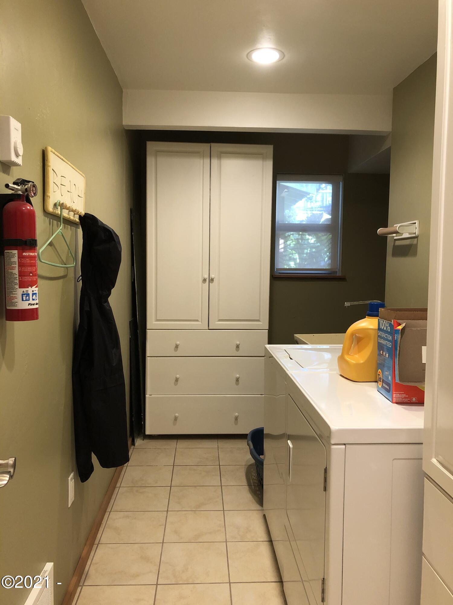17 Shell Street Yachats, OR 97498 - Photo 48 of 63 Utility room