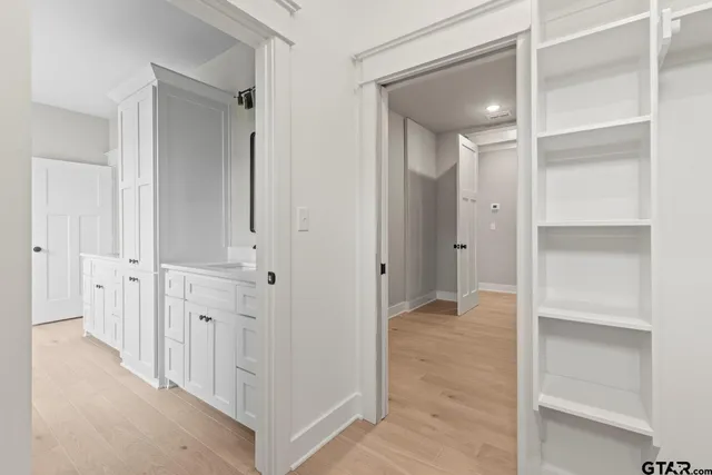 a view of entryway with bathroom