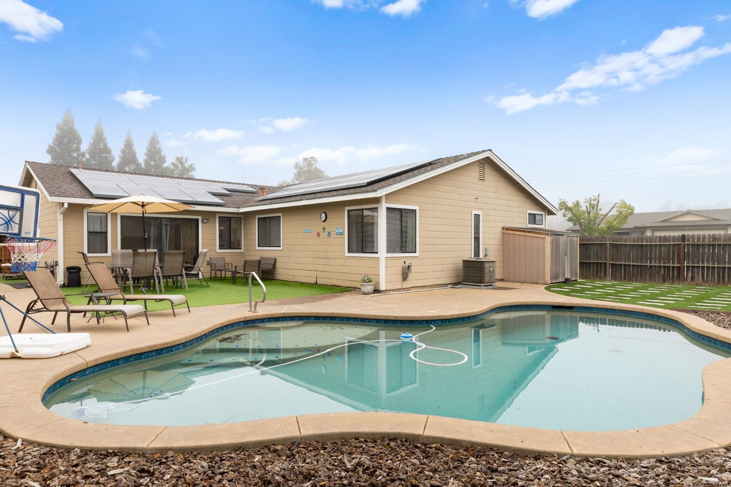 675 Young Way Roseville, CA 95678 - Photo 33 of 35 a view of a house with swimming pool and sitting area