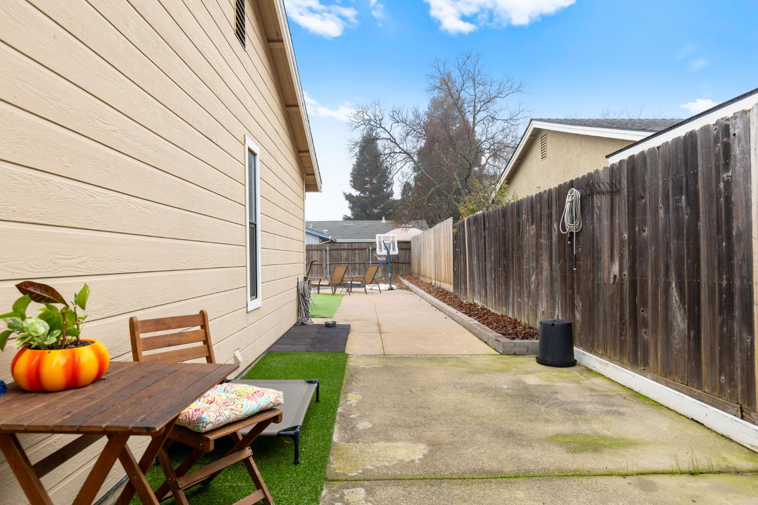 675 Young Way Roseville, CA 95678 - Photo 35 of 35 a backyard of a house with table and chairs