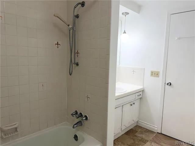 $2,675 | 263 Fruitwood Terrace, Amherst, NY 14221