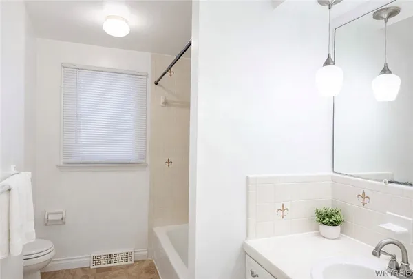 $2,675 | 263 Fruitwood Terrace, Amherst, NY 14221