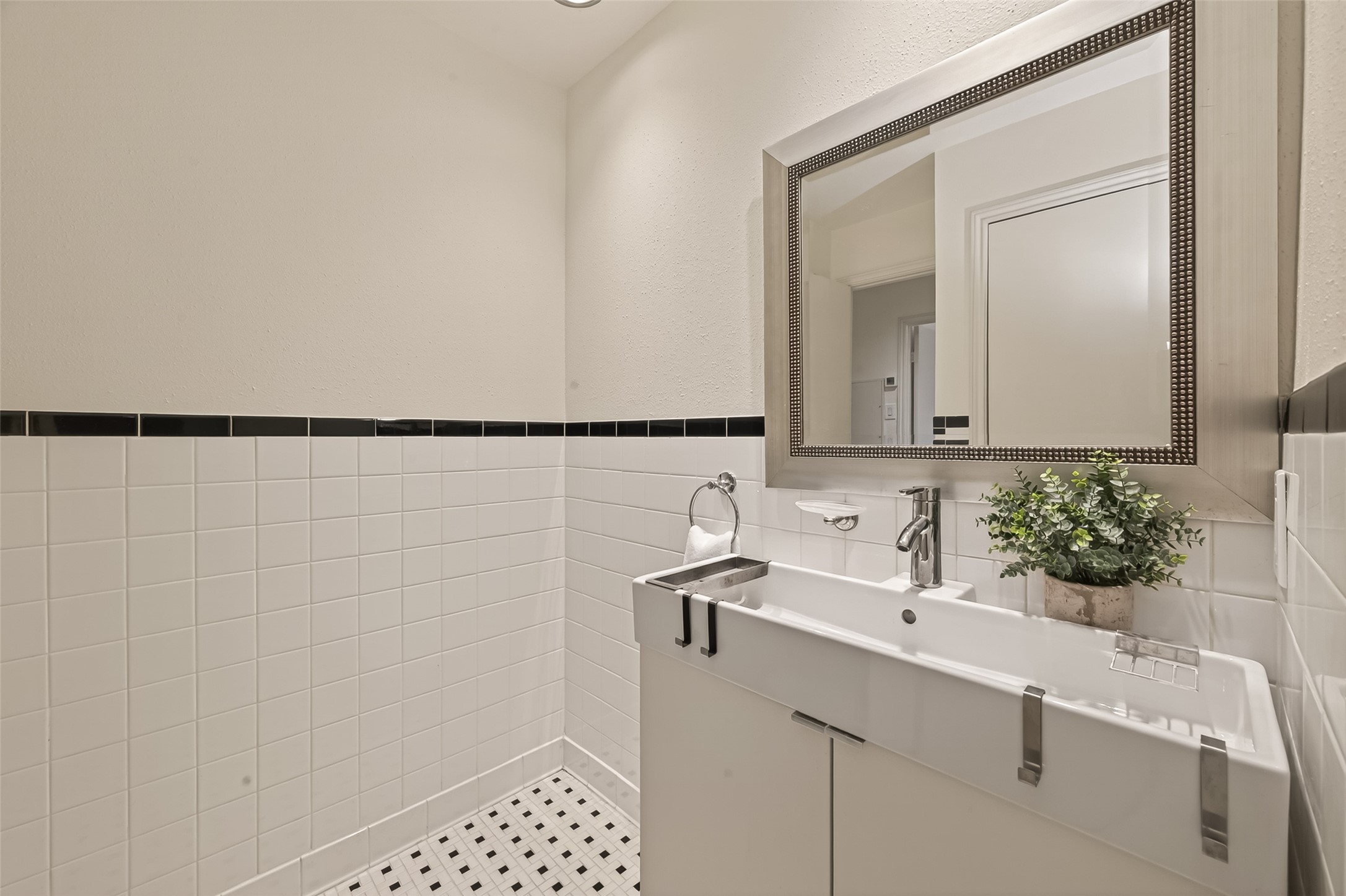 2829 Timmons Lane, Unit 144 Houston, TX 77027 - Photo 20 of 41 A modern bathroom with a sleek, white vanity and chrome fixtures.