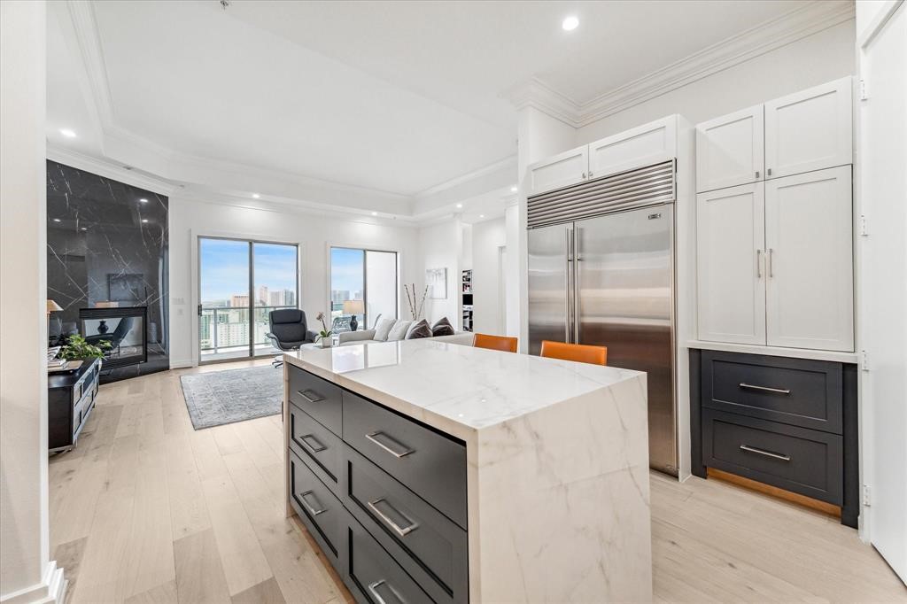 3388 Sage Road, Unit 2001 Houston, TX 77056 - Photo 12 of 25 a kitchen with a stove a sink a refrigerator and cabinets