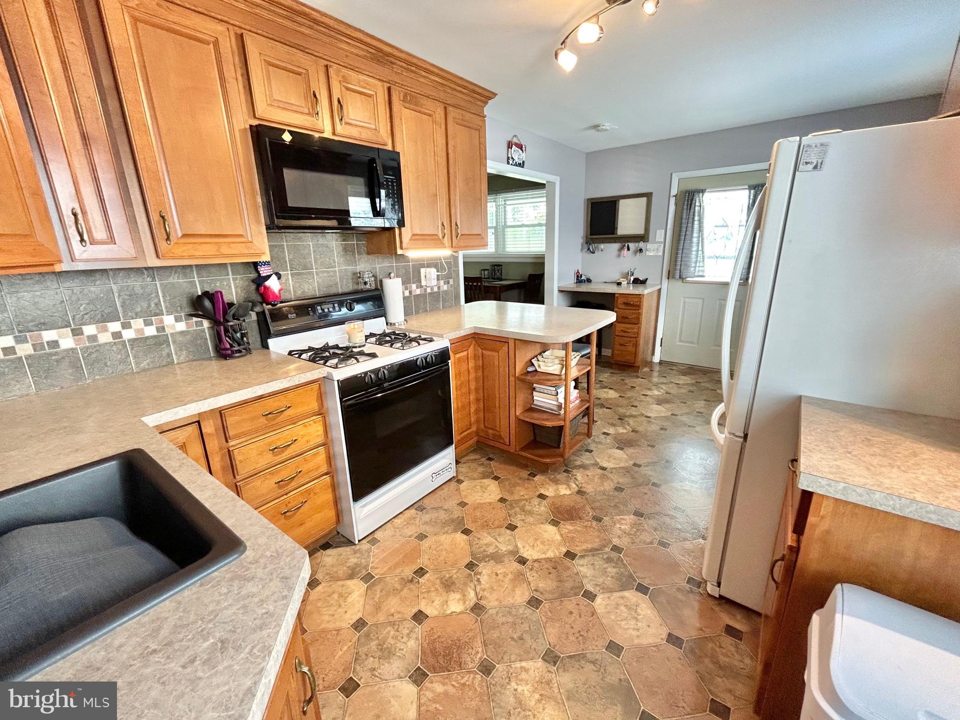 431 Flanders Road Burlington, NJ 08016 - Photo 3 of 45 Kitchen