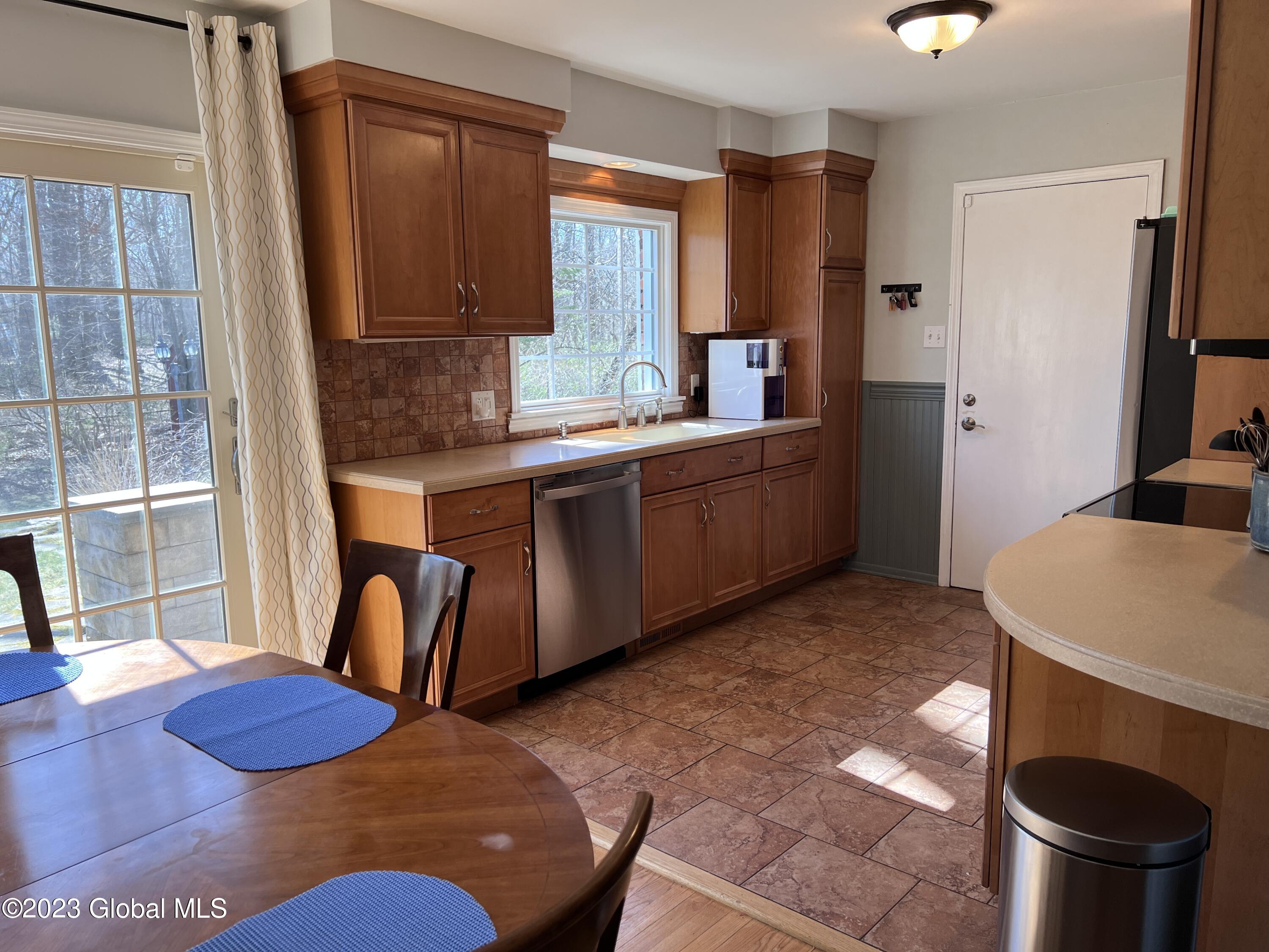 972 Riverview Road Niskayuna, NY 12309 - Photo 6 of 33 IMG_1486
