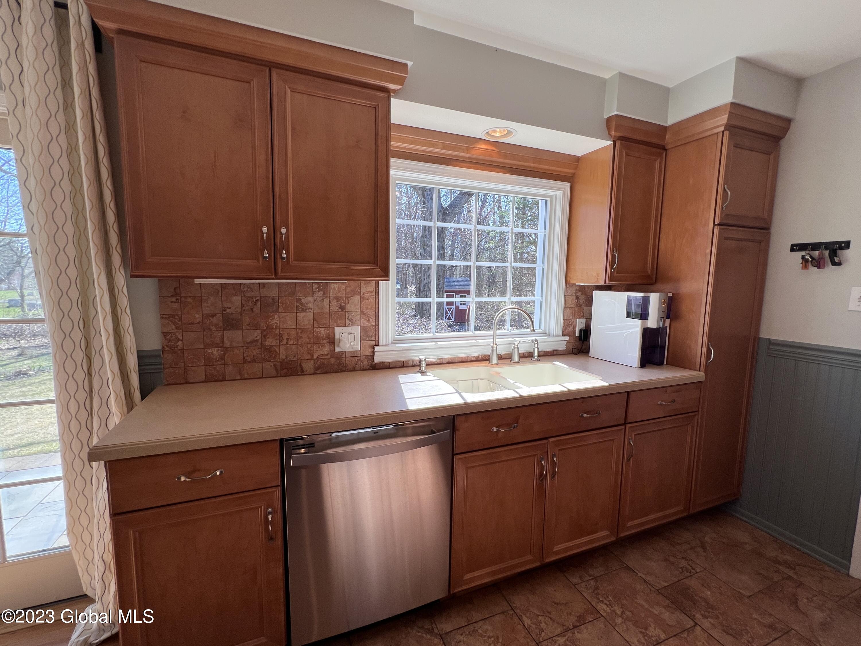 972 Riverview Road Niskayuna, NY 12309 - Photo 10 of 33 IMG_1506