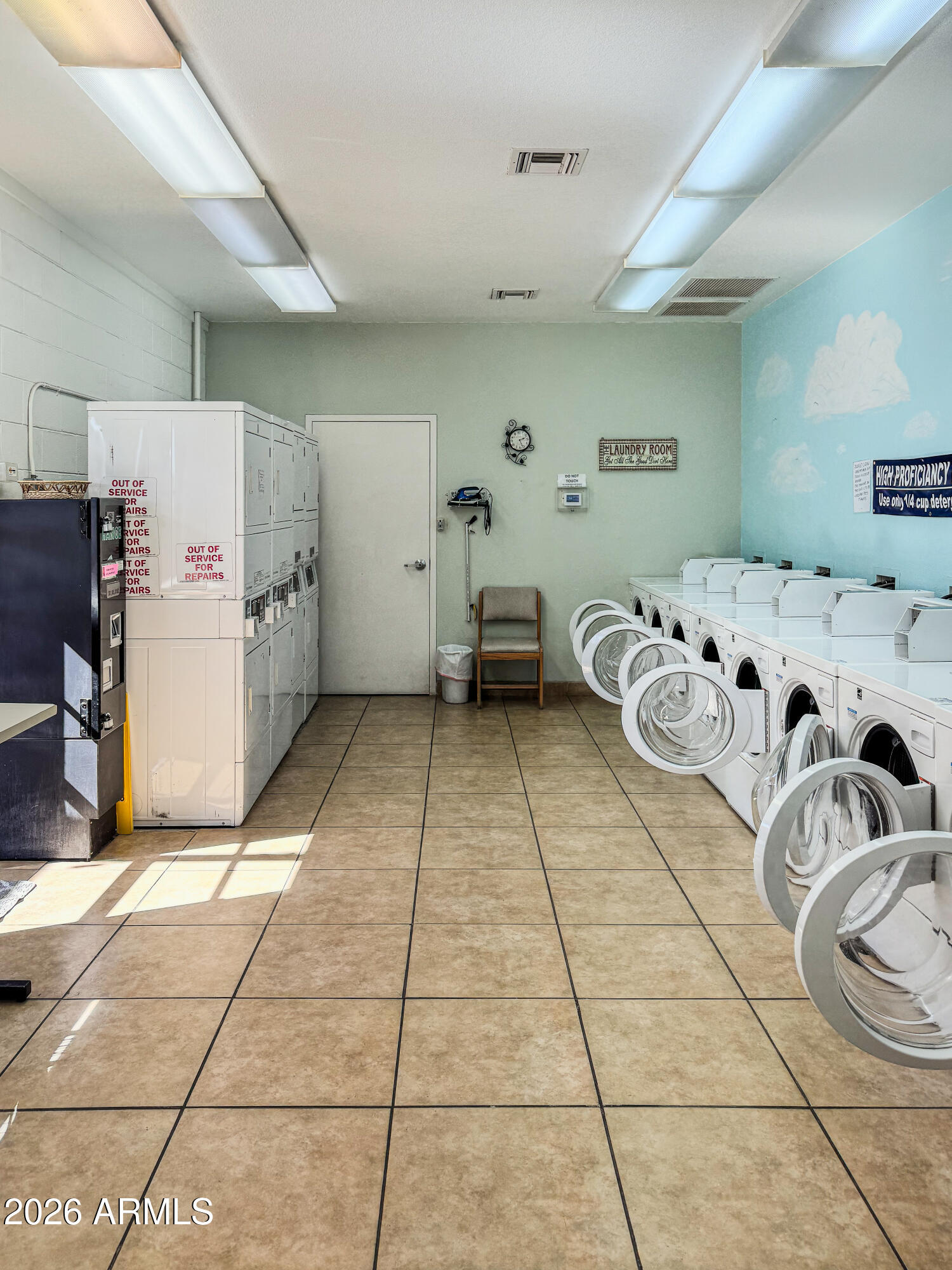 1030 Barrel Cactus Ridge, Unit 198 Benson, AZ 85602 - Photo 6 of 15 a bedroom with a bed and a stove