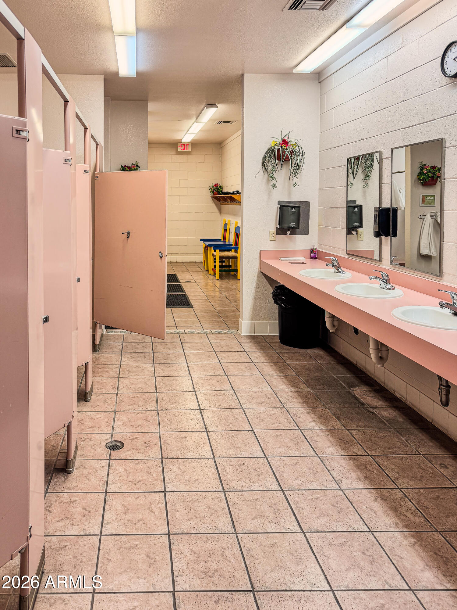 1030 Barrel Cactus Ridge, Unit 198 Benson, AZ 85602 - Photo 7 of 15 a large bathroom with a tub a sink and a mirror