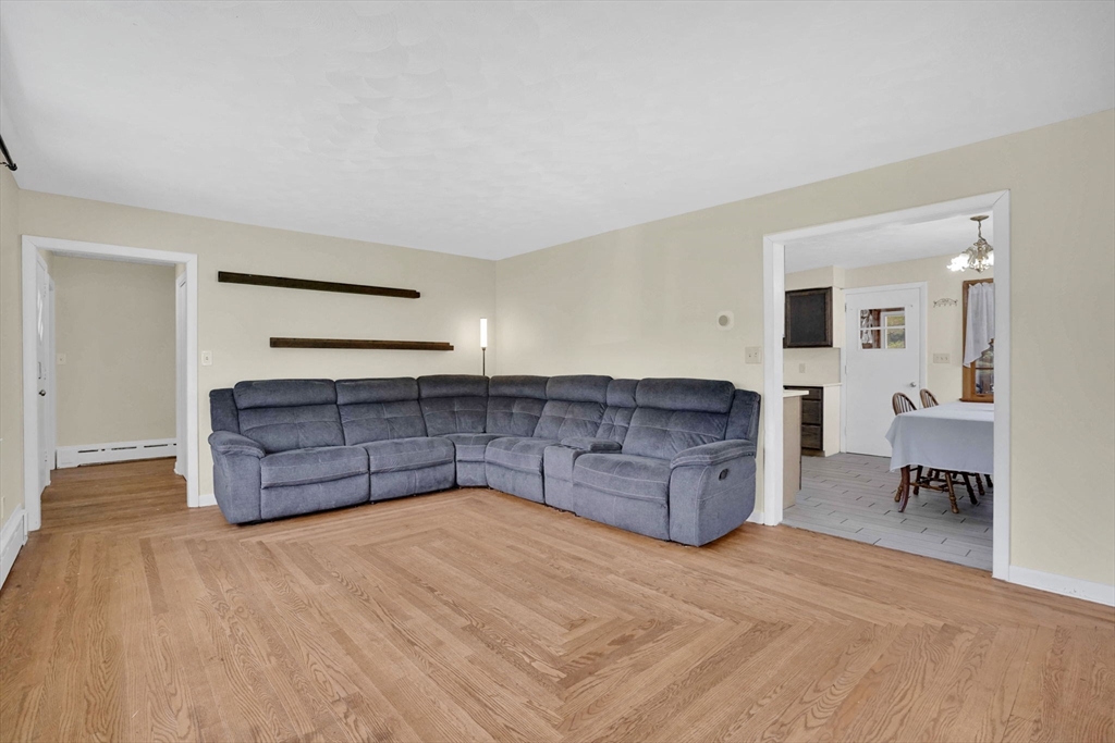 53 Ellerton Street Chicopee, MA 01020 - Photo 5 of 35