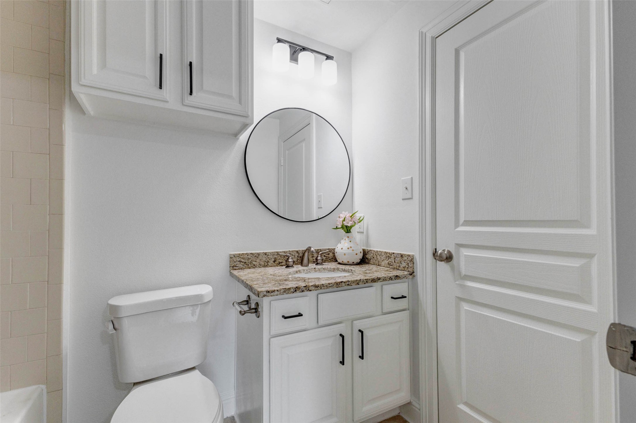 19 Versante Court Houston, TX 77070 - Photo 36 of 40 Ensuite bathroom for 1st floor bedroom
