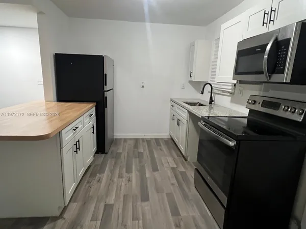 $2,200 | 1560 Northeast 151st Street, Unit 102, Miami, FL 33162