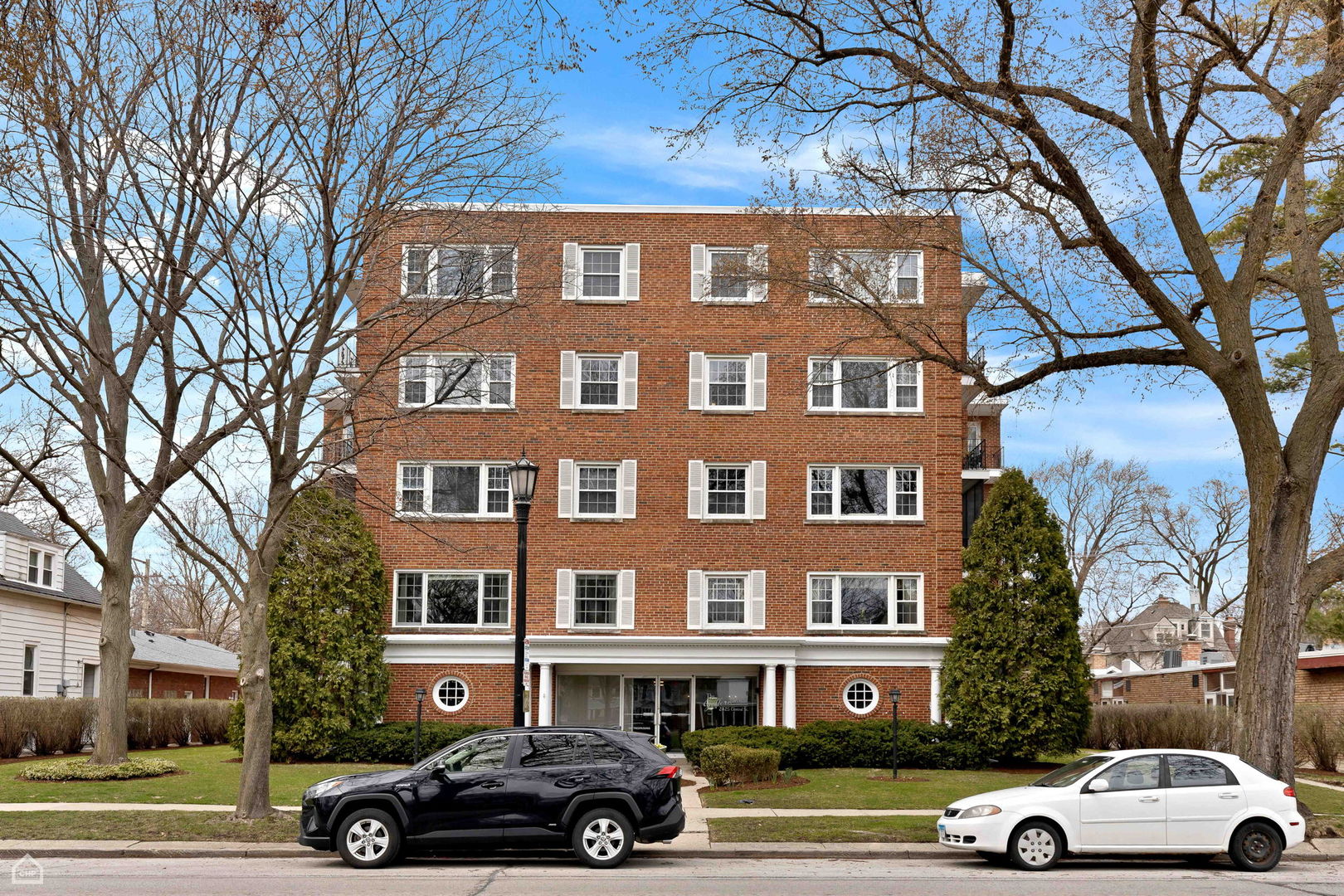 2425 Central Street, Unit 2D Evanston, IL 60201 - Photo 3 of 18 Gallery Image 3