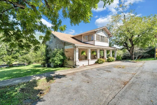 a view of a house with a yard
