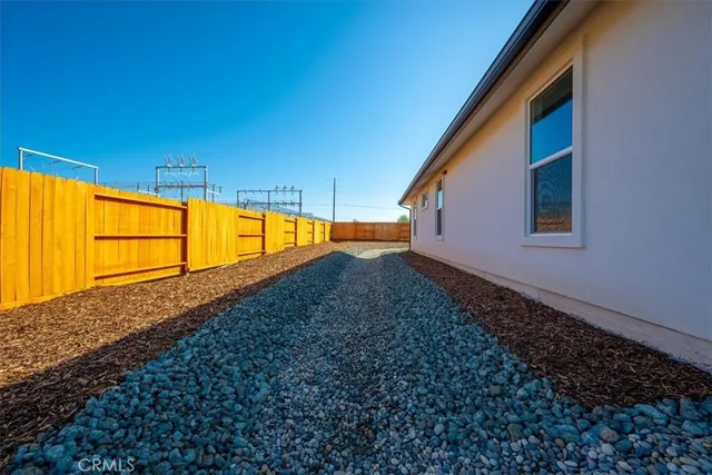 a view of a backyard