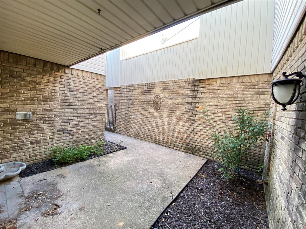 606 Old Country Road Duncanville, TX 75137 - Photo 4 of 22 a backyard of a house