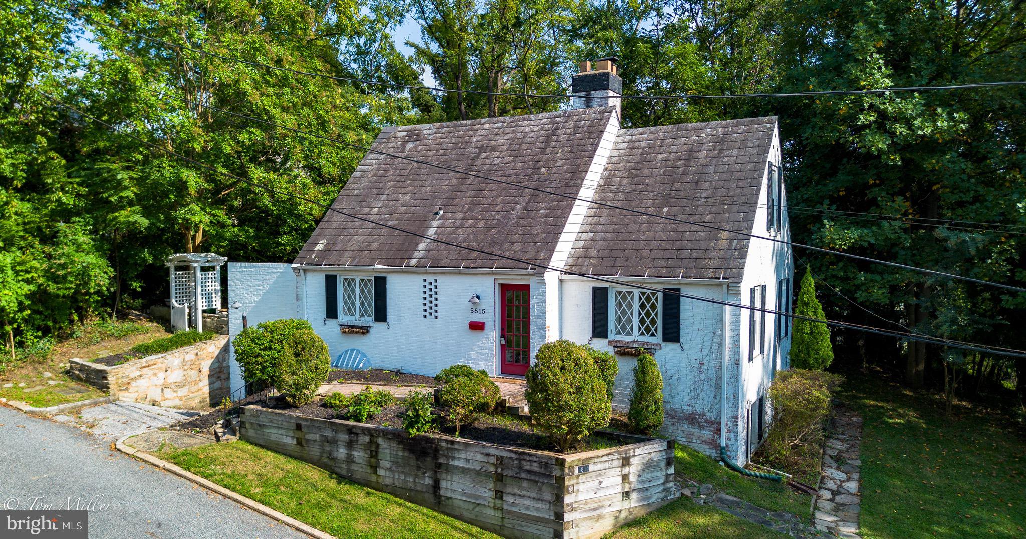 a aerial view of a house having yard