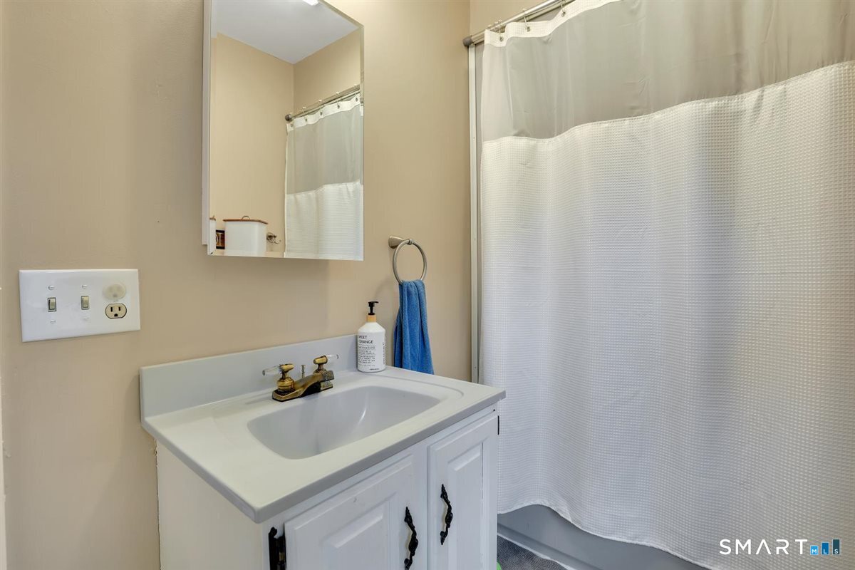 122 Antrim Road Coventry, CT 06238 - Photo 33 of 40 Full bath on upper level