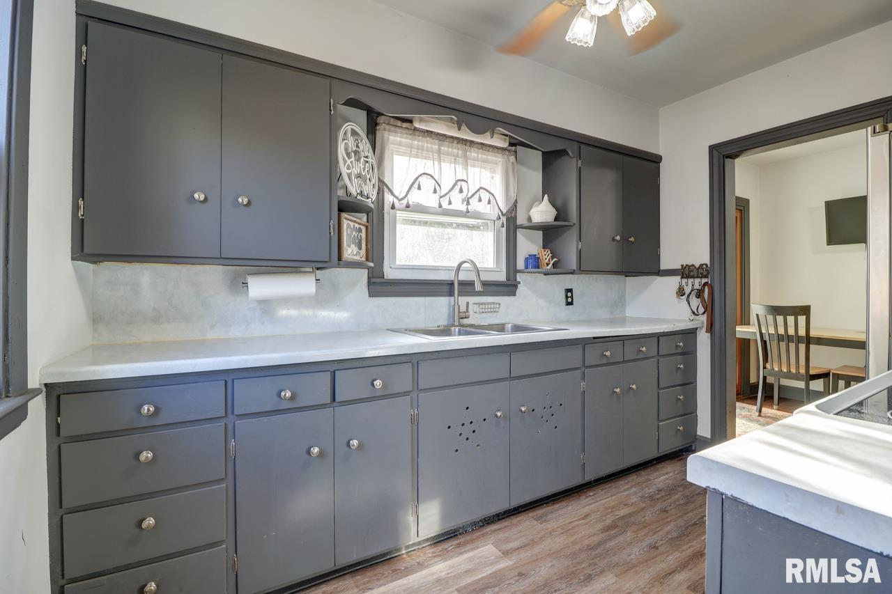 2813 North 3rd Street Clinton, IA 52732 - Photo 3 of 21