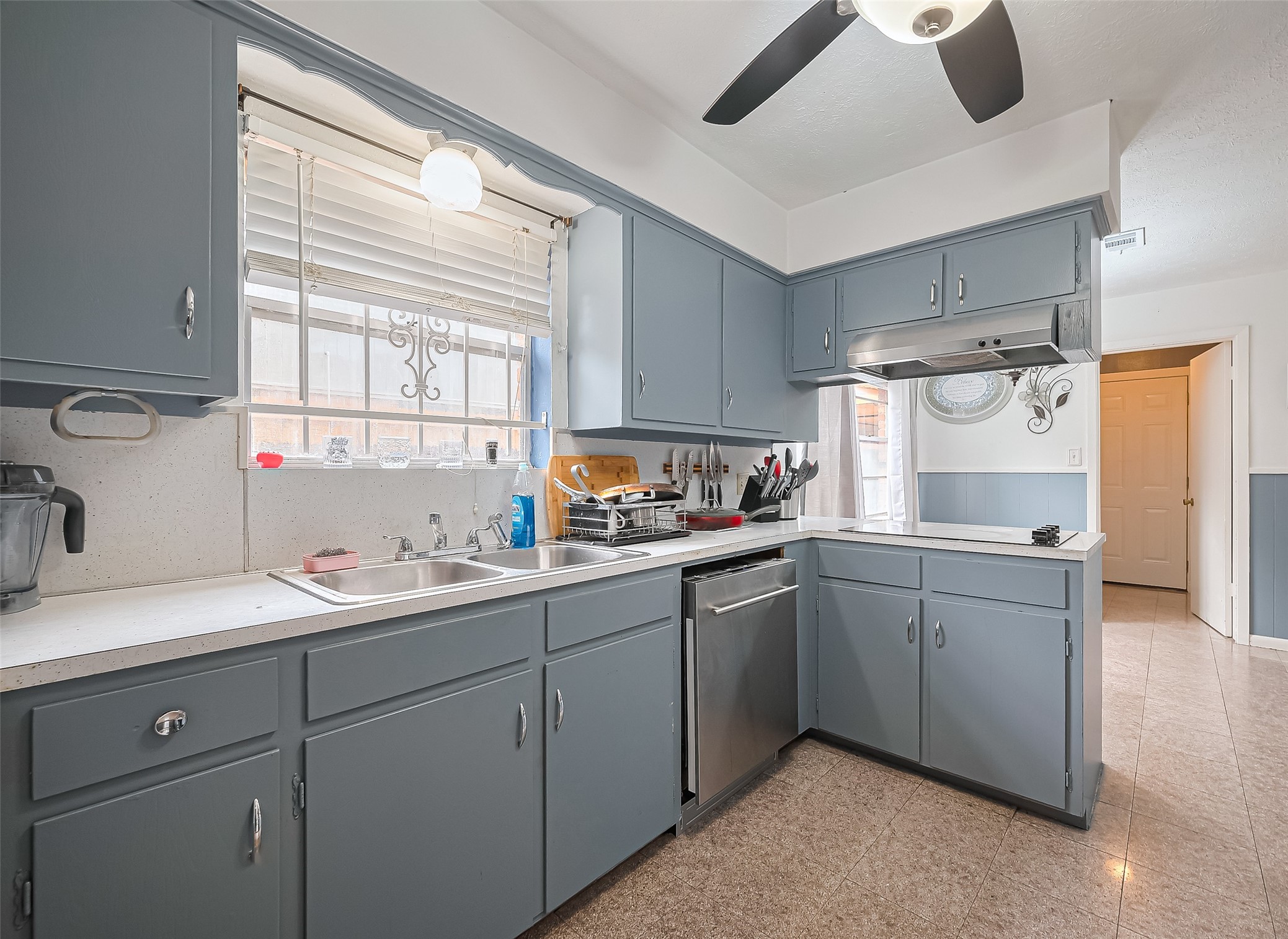 8107 Dillon Street Houston, TX 77061 - Photo 8 of 26