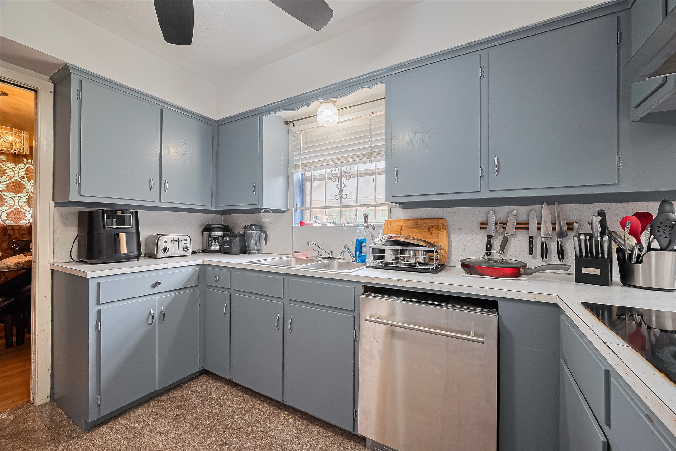 8107 Dillon Street Houston, TX 77061 - Photo 9 of 26