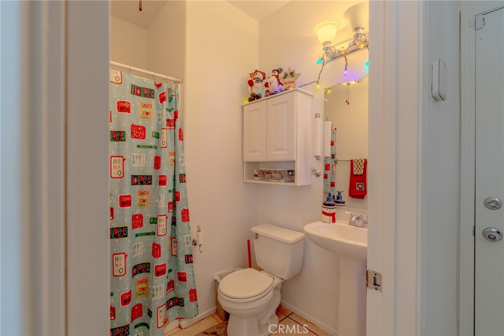 511 Madrid Street Hemet, CA 92545 - Photo 18 of 48 Main floor bathroom