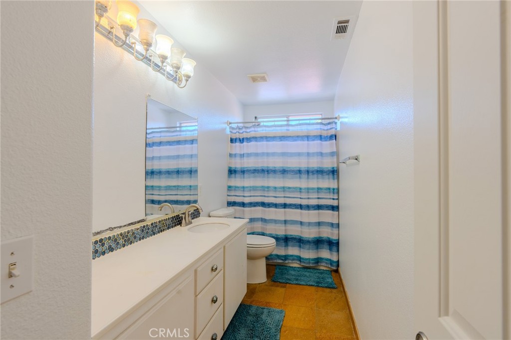 511 Madrid Street Hemet, CA 92545 - Photo 33 of 48 upstairs bathroom