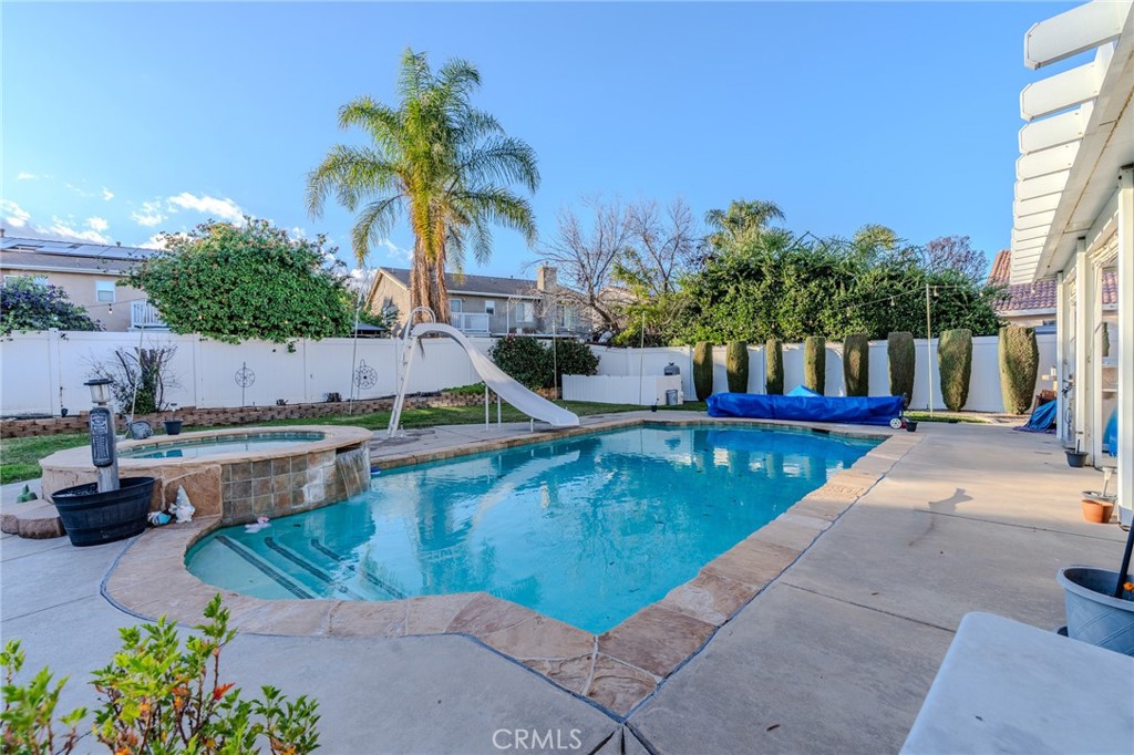 511 Madrid Street Hemet, CA 92545 - Photo 40 of 48 private pool and spa