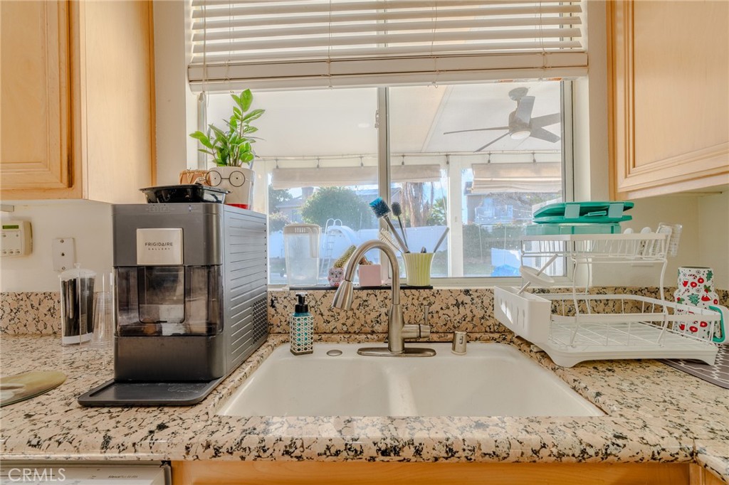 511 Madrid Street Hemet, CA 92545 - Photo 10 of 48 Granite Kitchen Countertop