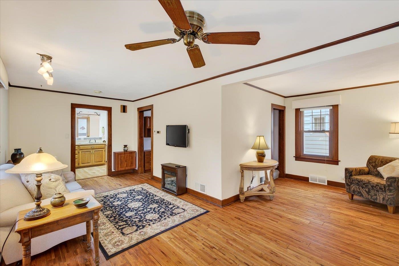 1104 Lawrence Street Madison, WI 53715 - Photo 4 of 41