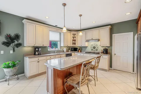 $999,000 | 6 Westover Court, Shoreham, NY 11786