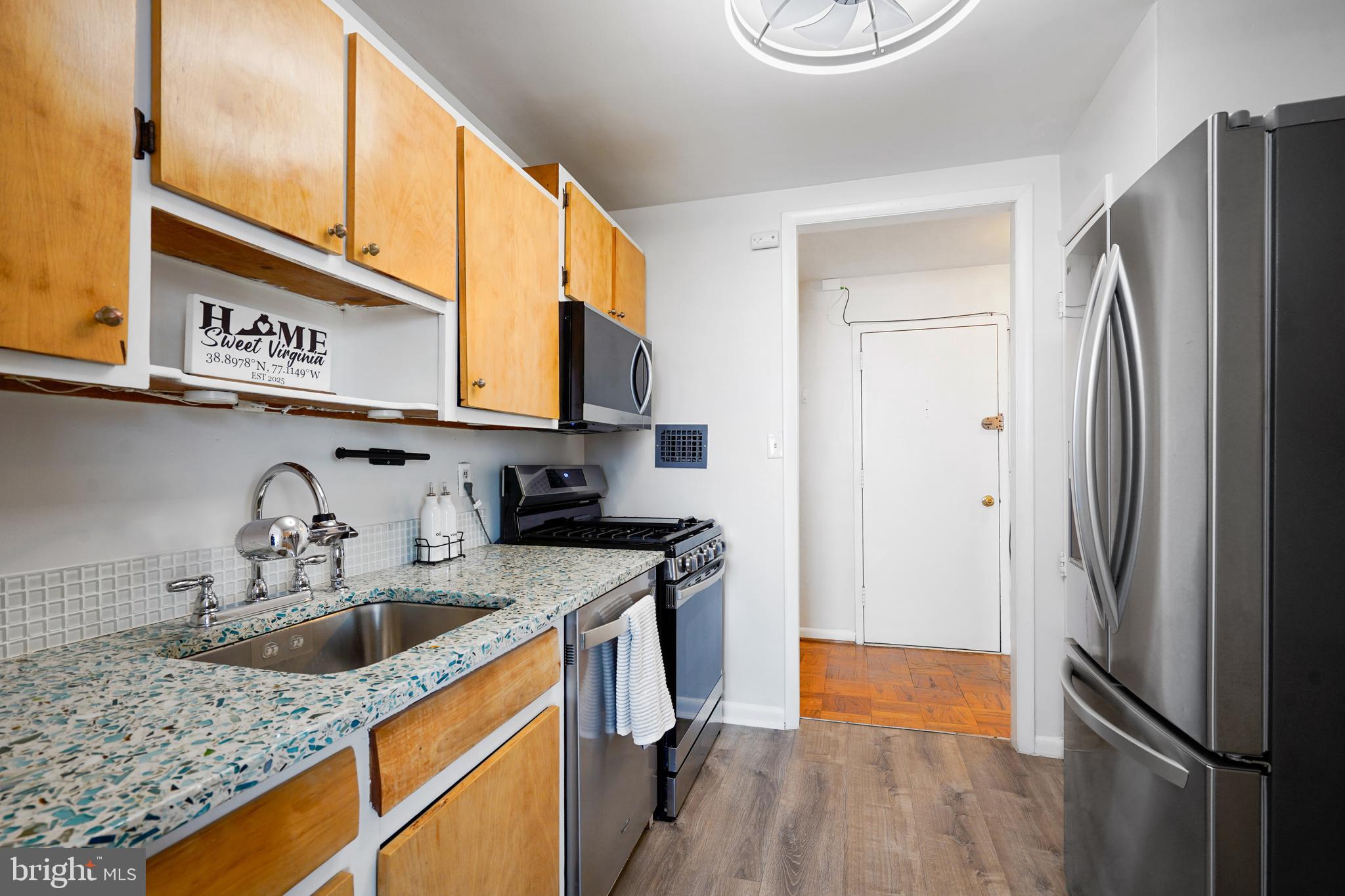 4343 Cherry Hill Road, Unit 705 Arlington, VA 22207 - Photo 21 of 41 Gas range includes an air fryer!
