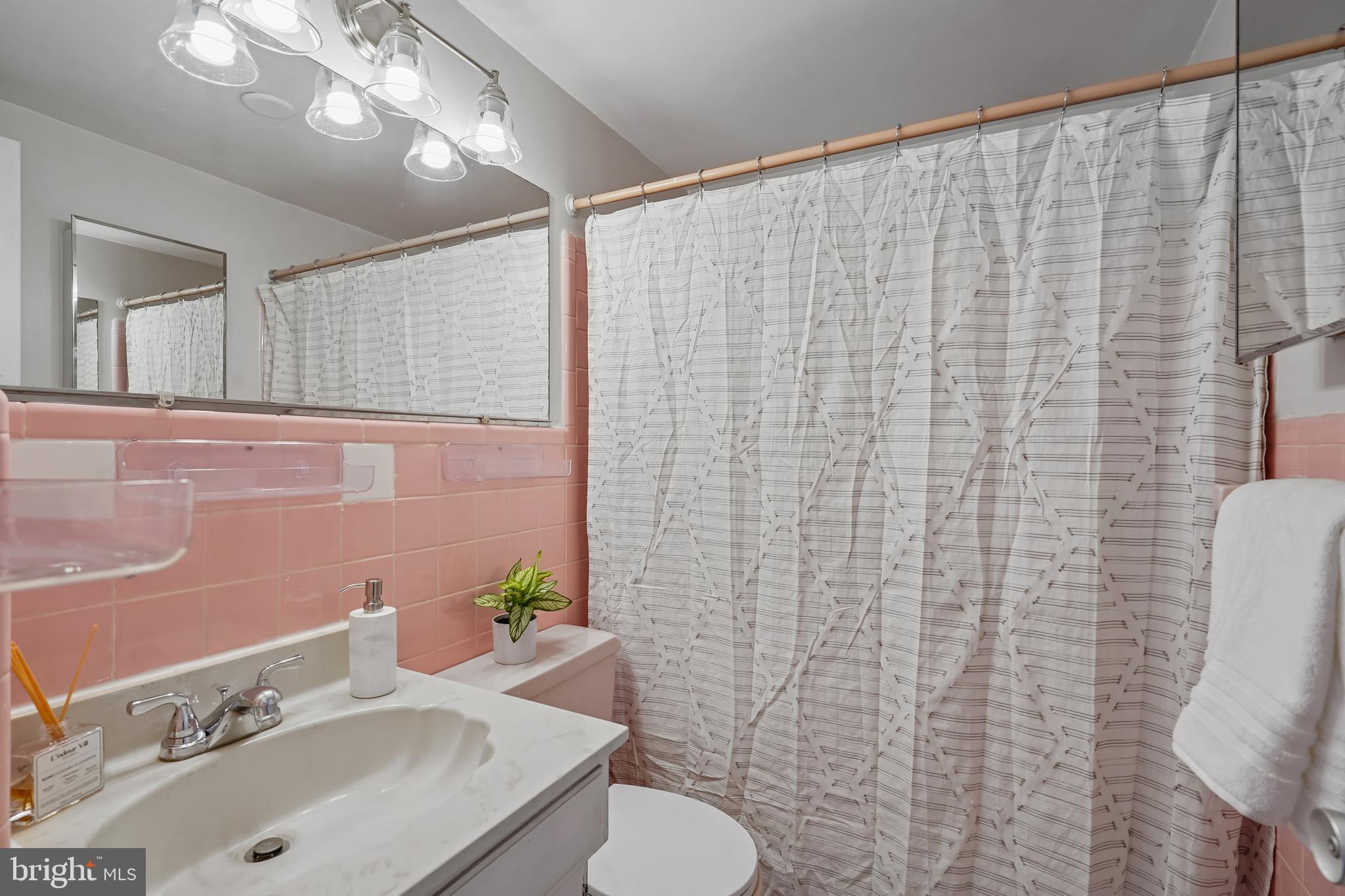 4343 Cherry Hill Road, Unit 705 Arlington, VA 22207 - Photo 30 of 41 Full Bath with tub/shower.