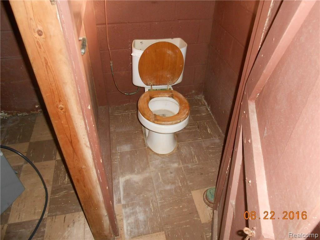 6760 Rutland Street Detroit, MI 48228 - Photo 9 of 15 DSCN9475.JPG