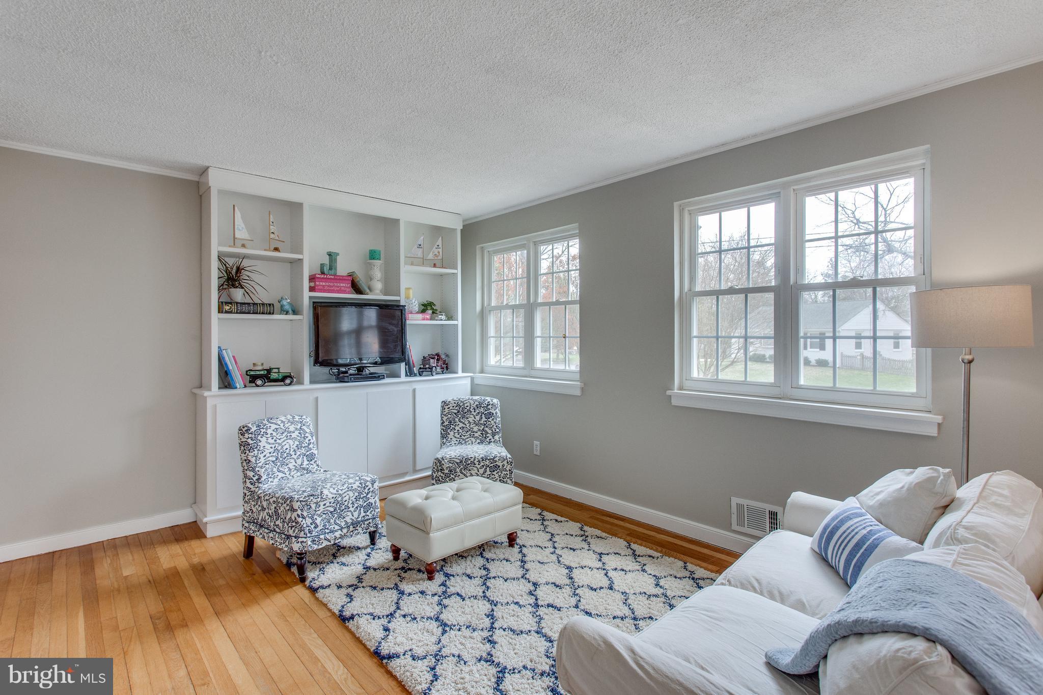 1704 Jamestown Road Alexandria, VA 22308 - Photo 3 of 29 Living Room